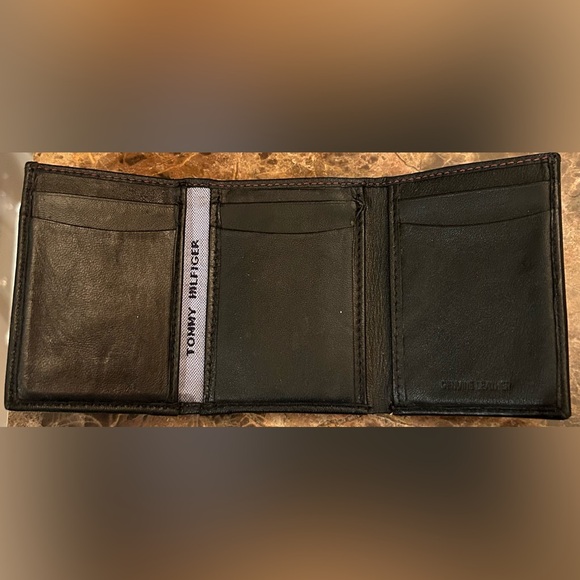 Tommy Hilfiger Black Leather Wallet - Picture 4 of 6
